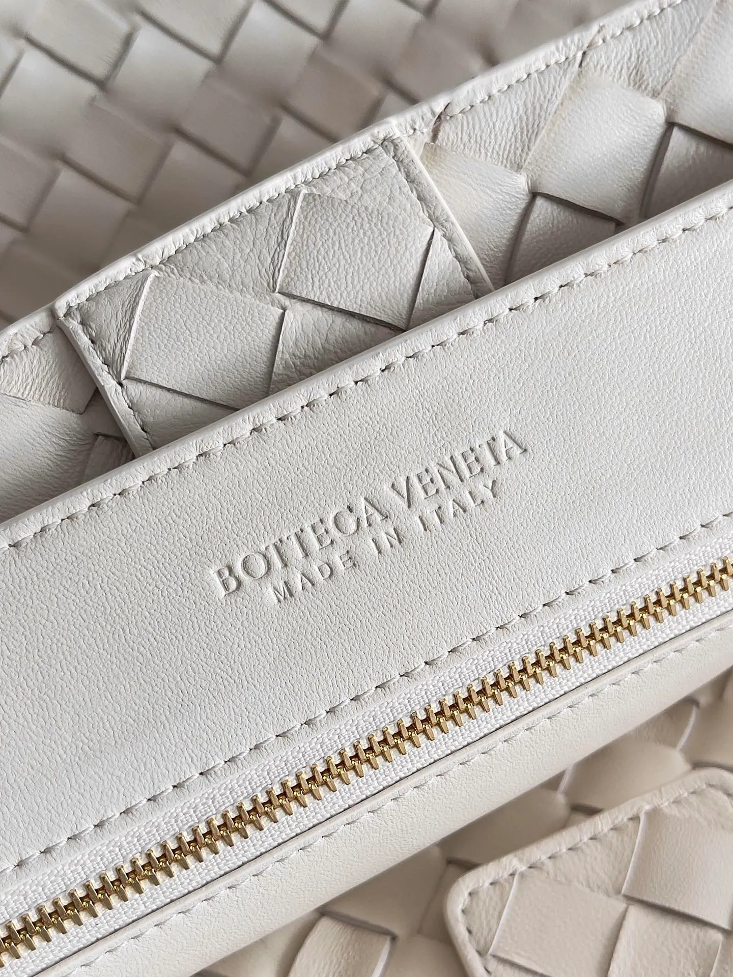 Batch 3760 Recently, the same style of bag that celebrities love is both high-end and practical. Michelle Yeoh, Kim Namjoon, Jing Boran, Tong Liya, Sun Qian, Wu Qianyu, Du Juan, Ma Yili and Bai Baihe are all carrying Bottega Veneta summer series Andiamo handbags. Andiamo has a simple structure and rounded lines. The whole piece is made of Nappa leather. It is comfortable, soft and dynamic. It adds interest to daily life and can be easily matched with various styles. Andiamo handbags are available in three sizes: small, medium and large. There are many colors to choose from, which can meet different needs. You can really carry it whether it is daily or attending events. Style number: 743575 Size: 45*22*34 including handle height 44cm